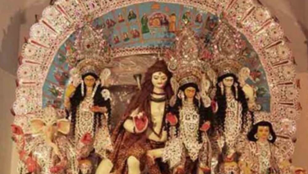 Durga Puja 2020: লাহাবাড়ির কুলদেবী জয়জয় মা, দুর্গাপুজোতে হর-পার্বতীর সঙ্গে এই অষ্টধাতুর সিংহবাহিনীও পূজিত হন