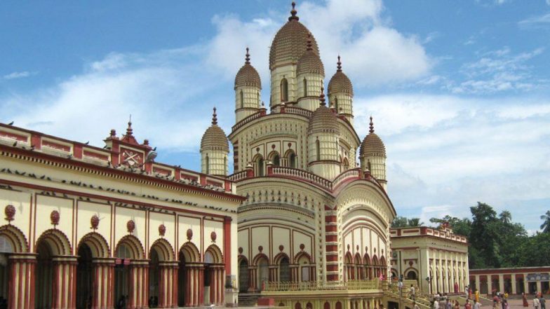 Dakshineshwar Kali Temple: করোনা বিধি মেনেই চলছে দক্ষিণেশ্বরের কালীপুজো, রাশ টানা হয়েছে ভক্ত সমাগমে