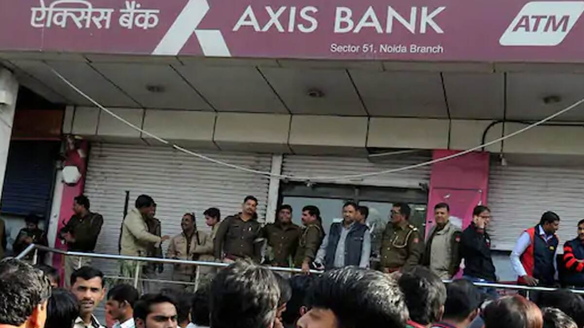 Kolkata: গ্যাস কাটার দিয়ে এটিএম ভেঙে প্রায় ১৩ লাখ টাকা নিয়ে গেল দুষ্কৃতীরা Kolkata: গ্যাস কাটার দিয়ে এটিএম ভেঙে প্রায় ১৩ লাখ টাকা নিয়ে গেল দুষ্কৃতীরা