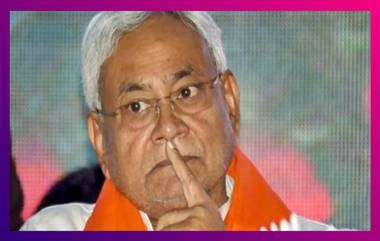 Nitish Kumar Hit With Onions | Bihar Elections 2020: নীতিশের মুখে পেঁয়াজ ছুঁড়লেন যুবক, দেখুন ভিডিও