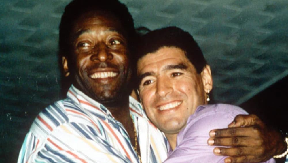 Pele Pays Tribute to Maradona: ‘আশা রাখি একদিন আকাশে আমরা ফুটবল খেলব’, মারাদোনার প্রয়াণে শোকস্তব্ধ পেলে Pele Pays Tribute to Maradona: ‘আশা রাখি একদিন আকাশে আমরা ফুটবল খেলব’, মারাদোনার প্রয়াণে শোকস্তব্ধ পেলে