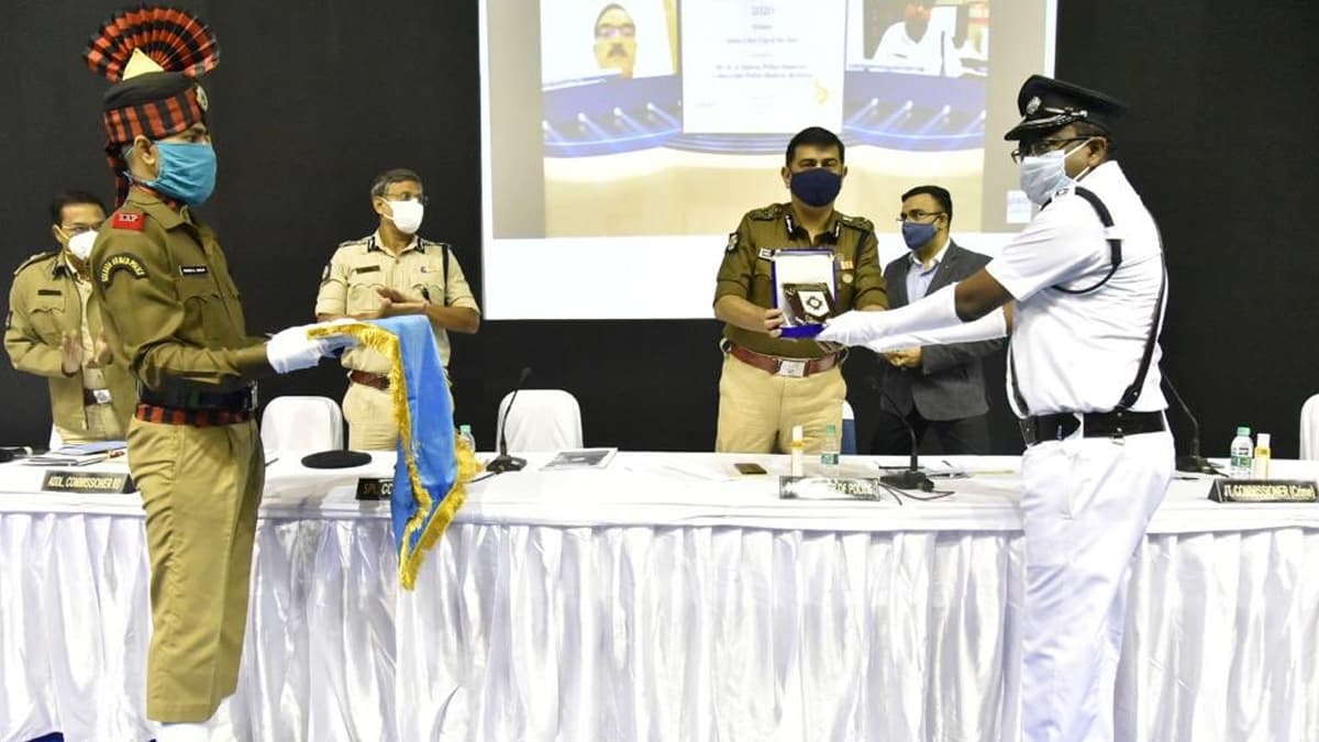 Kolkata Police: দেশের সেরা 'সাইবার কপ'-র তকমা পেলেন কলকাতা পুলিশের সাইবার থানার ইন্সপেক্টর ডেনিস অনুপ লাকরা Kolkata Police: দেশের সেরা 'সাইবার কপ'-র তকমা পেলেন কলকাতা পুলিশের সাইবার থানার ইন্সপেক্টর ডেনিস অনুপ লাকরা