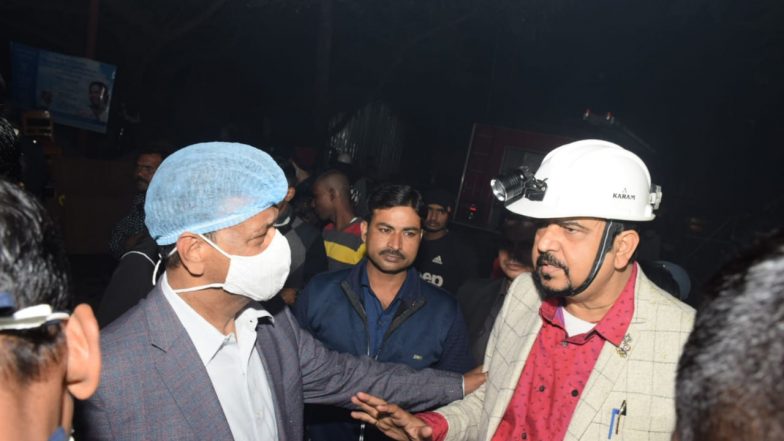 Fire at EM Bypass Slum Area: বিধ্বংসী আগুনে পুড়ে ছাই ইএম বাইপাসে পূর্বাশা আবাসনের পাশের ঝুপড়ি; ব্যাহত যান চলাচল, হতাহতের খবর নেই
