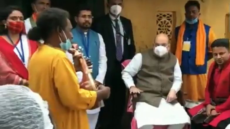 Amit Shah Enjoying Baul Song: 'হৃদ মাঝারে রাখব' বাউল শিল্পীর গানে তালে তাল মেলালেন অমিত শাহ (দেখুন ভিডিও)