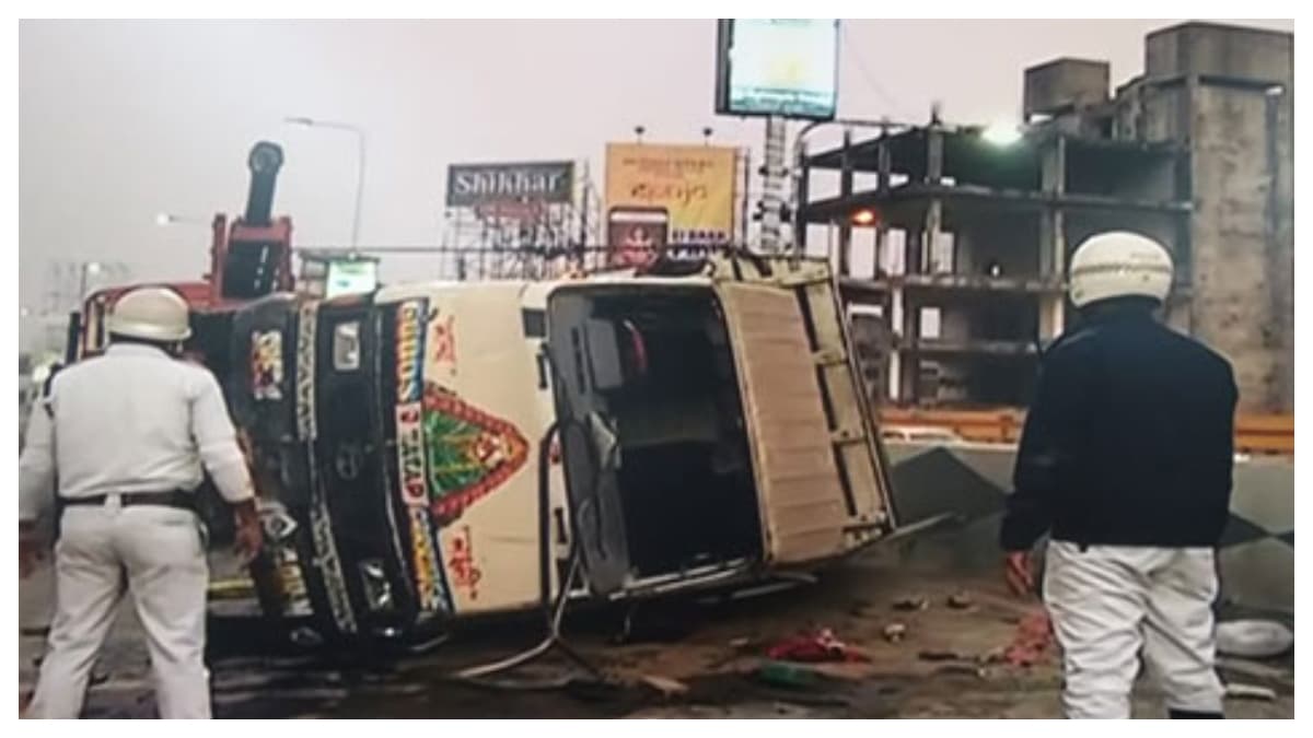 AJC Bose Flyover Road Accident: এজেসি বোস উড়ালপুলে উল্টে গেল গাড়ি, আহত কমপক্ষে ২৪