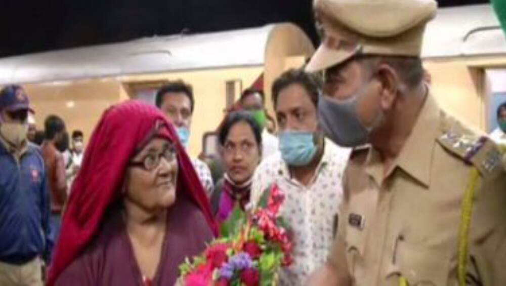 Maharashtra: পাকিস্তানের জেলে ১৮ বছর পার, অবশেষে বাড়ি ফিরলেন হাসিনা বেগম Maharashtra: পাকিস্তানের জেলে ১৮ বছর পার, অবশেষে বাড়ি ফিরলেন হাসিনা বেগম