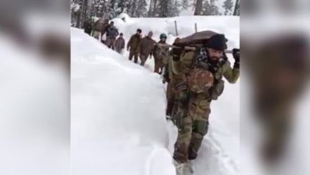 Indian Army Troops: ১ হাঁটু বরফের মধ্যে স্ট্রেচার কাঁধে সদ্যোজাত ও মাকে নিয়ে এগিয়ে চলেছে সেনা, ভাইরাল ভিডিও Indian Army Troops: ১ হাঁটু বরফের মধ্যে স্ট্রেচার কাঁধে সদ্যোজাত ও মাকে নিয়ে এগিয়ে চলেছে সেনা, ভাইরাল ভিডিও