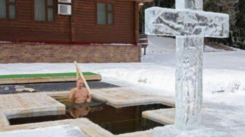 Vladimir Putin Takes a Dip in Icy Waters: মাইনাস ১৪ ডিগ্রি সেলসিয়াসে বরফ শীতল জলে ডুব দিচ্ছেন ভ্লাদিমির পুতিন, দেখুন ছবি