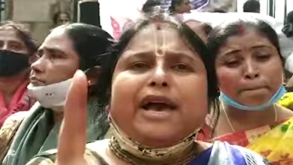 Para-Teachers’ Agitation Row: সমকাজে সমবেতনের দাবিতে উত্তাল বিধানসভা চত্বর, গেট টপকে প্রবেশের চেষ্টা শিক্ষিকাদের Para-Teachers’ Agitation Row: সমকাজে সমবেতনের দাবিতে উত্তাল বিধানসভা চত্বর, গেট টপকে প্রবেশের চেষ্টা শিক্ষিকাদের