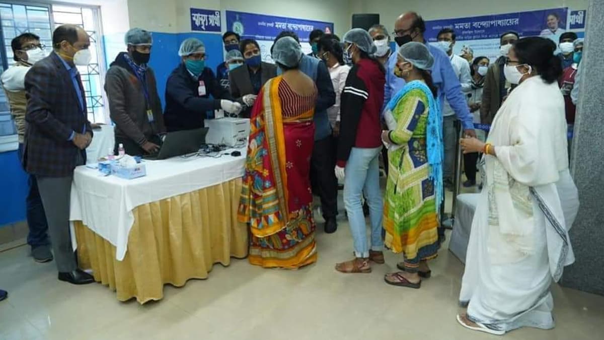 Mamata Banerjee Gets Swasthasathi Card: লাইনে দাঁড়িয়ে 'আমআদমি'-র মতই স্বাস্থ্যসাথী কার্ড নিলেন মমতা ব্যানার্জি Mamata Banerjee Gets Swasthasathi Card: লাইনে দাঁড়িয়ে 'আমআদমি'-র মতই স্বাস্থ্যসাথী কার্ড নিলেন মমতা ব্যানার্জি
