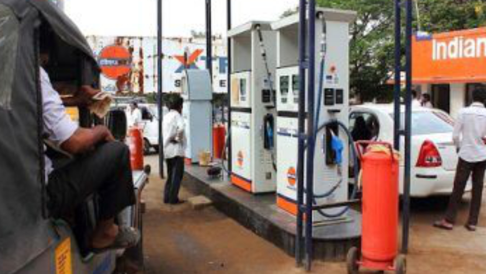 Fuel Prices Today: কলকাতায় ১ লিটার পেট্রোল মিলছে ৮৮.৯২ টাকায়, বুধবার দেশের মেট্রো শহরগুলিতে ফের বাড়ল জ্বালানি তেলের দাম