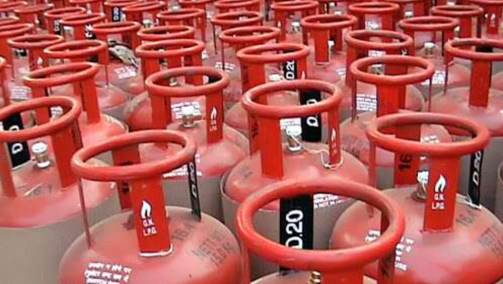 LPG Price Hiked: বুধবার মধ্যরাত থেকে আরও মহার্ঘ্য রান্নার গ্যাস, কত বাড়ল জানেন? LPG Price Hiked: বুধবার মধ্যরাত থেকে আরও মহার্ঘ্য রান্নার গ্যাস, কত বাড়ল জানেন?