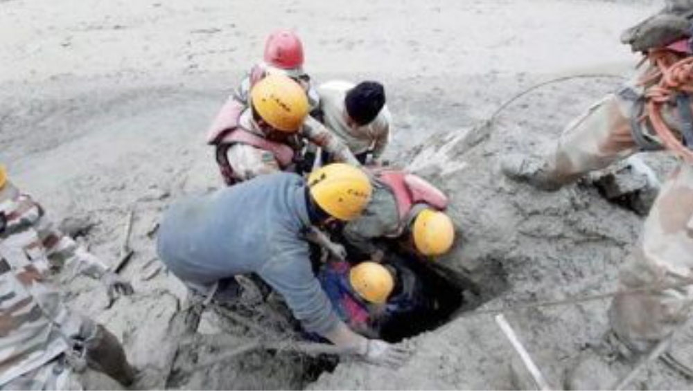 Uttarakhand Glacier Burst: উত্তরাখণ্ডে হিমবাহ বিপর্যয়ে নিখোঁজ ১৭০ জন, সুড়ঙ্গে আটকে পড়া ৩০ জনের উদ্ধারে নেমেছে আইটিবিপি
