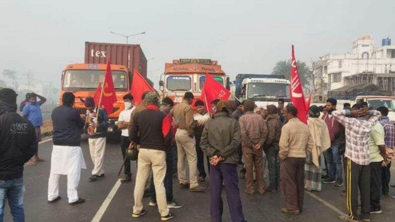 Bangla Bandh Update: পুলিশি লাঠিচার্জের প্রতিবাদে বামেদের ডাকা বাংলা বনধে সচল মহানগর, জেলায় জেলায় রেল অবরোধ