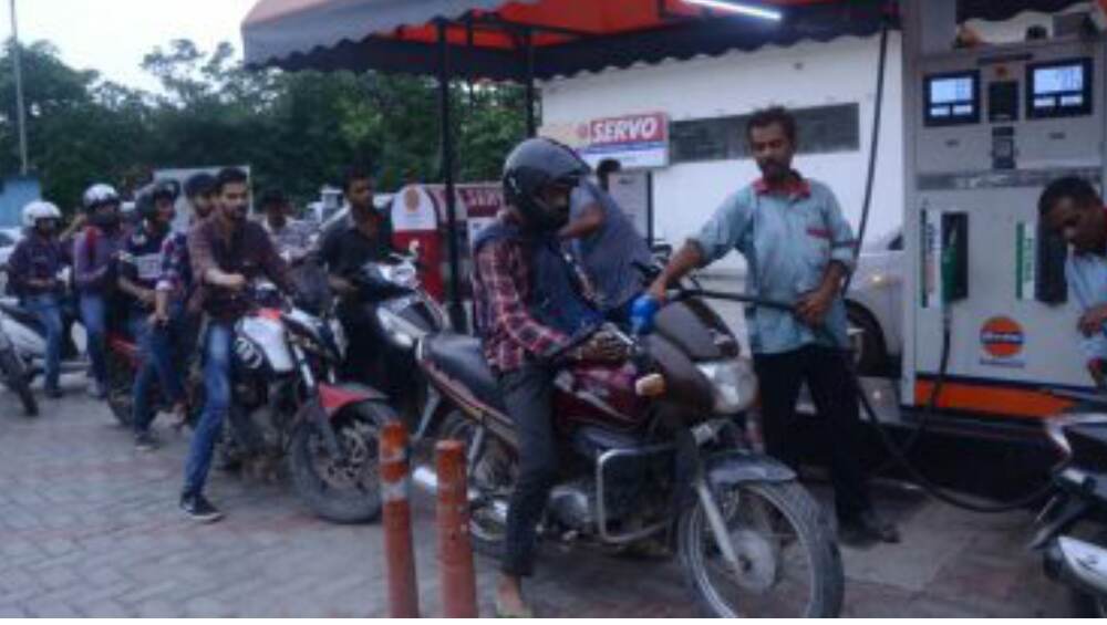 Petrol Diesel Price Hike: ফের বাড়ল পেট্রোপণ্যের মূল্য, শুক্রবার কলকাতায় ১ লিটার পেট্রোল বিকোচ্ছে ৯১ টাকা ৪১ পয়সায় Petrol Diesel Price Hike: ফের বাড়ল পেট্রোপণ্যের মূল্য, শুক্রবার কলকাতায় ১ লিটার পেট্রোল বিকোচ্ছে ৯১ টাকা ৪১ পয়সায়