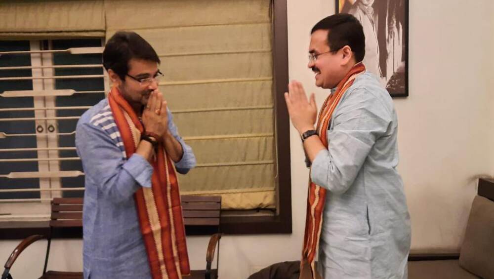 BJP Leader Meets Prasenjit Chatterjee: এবার প্রসেনজিতের বাড়িতে বিজেপি নেতা, পদ্মশিবিরে টলিউড সুপারস্টার? BJP Leader Meets Prasenjit Chatterjee: এবার প্রসেনজিতের বাড়িতে বিজেপি নেতা, পদ্মশিবিরে টলিউড সুপারস্টার?