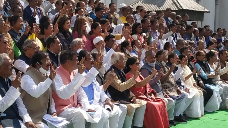 Photo Session At West Bengal Assembly: 'আত্মবিশ্বাসী' মমতা, বিধায়কদের হাতে ভিকট্রি সাইন! বিধানসভা অধিবেশনের শেষ দিনে ফটো সেশন