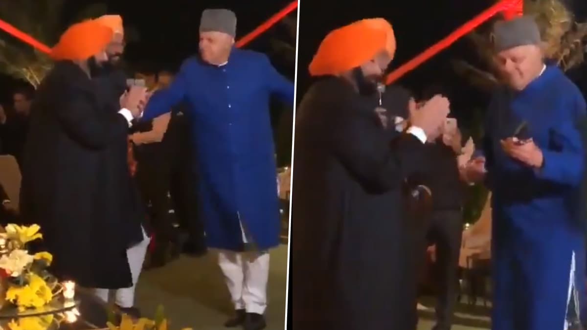 Farooq Abdullah's Dance Video: বিয়ে বাড়িতে মহম্মদ রফির গানে জমিয়ে নাচ ফারুক আবদুল্লার, দেখুন ভাইরাল ভিডিও Farooq Abdullah's Dance Video: বিয়ে বাড়িতে মহম্মদ রফির গানে জমিয়ে নাচ ফারুক আবদুল্লার, দেখুন ভাইরাল ভিডিও