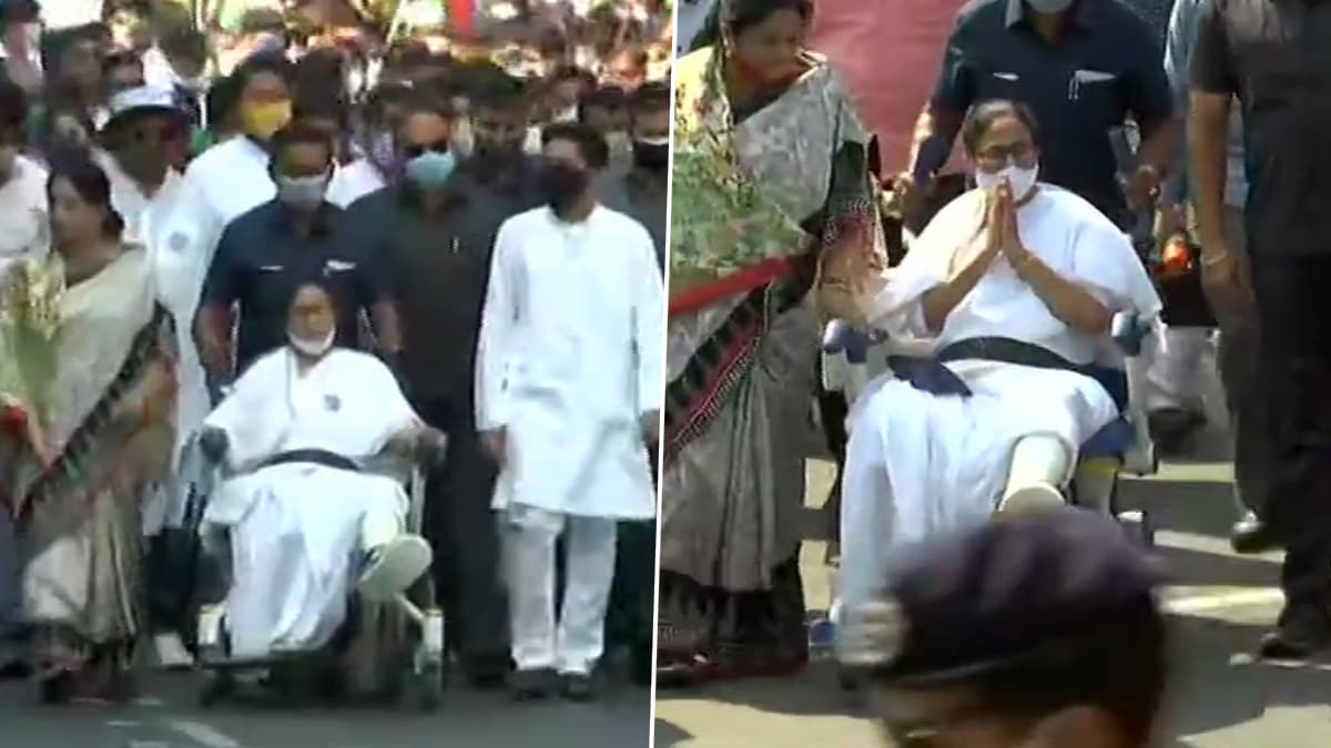 Mamata Banerjee Rally on Wheelchair Live: হুইলচেয়ারে মেয়ো রোডের সভায় প্রচারে নামলেন মুখ্যমন্ত্রী মমতা ব্যানার্জি Mamata Banerjee Rally on Wheelchair Live: হুইলচেয়ারে মেয়ো রোডের সভায় প্রচারে নামলেন মুখ্যমন্ত্রী মমতা ব্যানার্জি