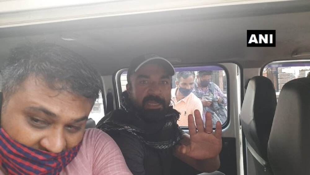Ajaz Khan Arrested : গর্ভপাতের পর স্ত্রীর জন্যই ঘুমের ওষুধ রাখা ছিল, গ্রেপ্তারির পর দাবি আজাজের Ajaz Khan Arrested : গর্ভপাতের পর স্ত্রীর জন্যই ঘুমের ওষুধ রাখা ছিল, গ্রেপ্তারির পর দাবি আজাজের