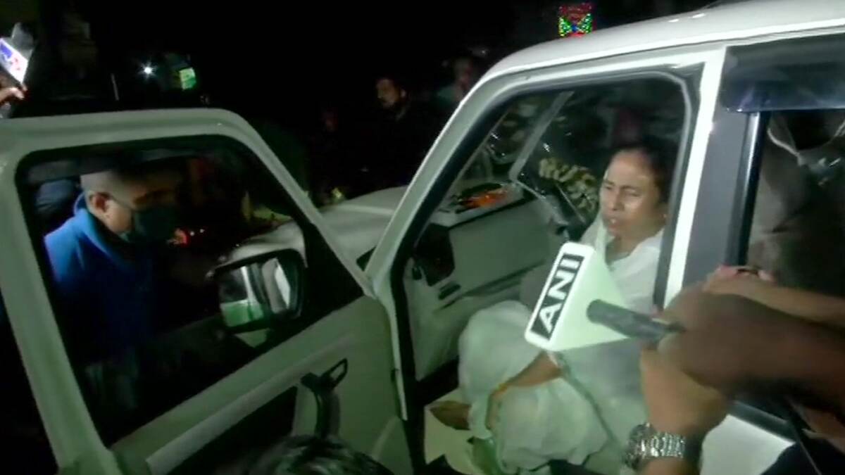 Mamata Banerjee Suffered Injury: নন্দীগ্রামে পায়ে চোট পেলেন মুখ্যমন্ত্রী মমতা বন্দ্যোপাধ্যায়, আজই ফিরছেন কলকাতায় Mamata Banerjee Suffered Injury: নন্দীগ্রামে পায়ে চোট পেলেন মুখ্যমন্ত্রী মমতা বন্দ্যোপাধ্যায়, আজই ফিরছেন কলকাতায়