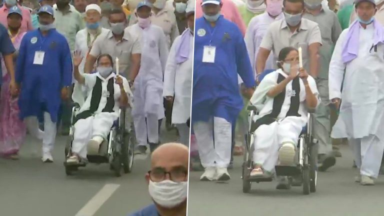 Mamata Banerjee at Bardhaman: বর্ধমানে কালো ব্যাজ পরে হুইলচেয়ারে মোমবাতি মিছিল মমতা বন্দোপাধ্যায়ের