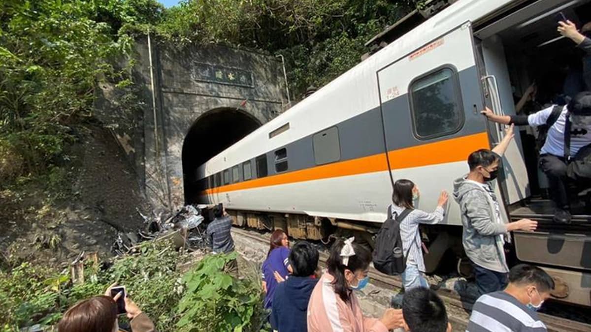 Taiwan Train Derails: পূর্ব তাইওয়ানে ট্রেন লাইনচ্যুত হয়ে কমপক্ষে ৩২ জনের মৃত্যু Taiwan Train Derails: পূর্ব তাইওয়ানে ট্রেন লাইনচ্যুত হয়ে কমপক্ষে ৩২ জনের মৃত্যু