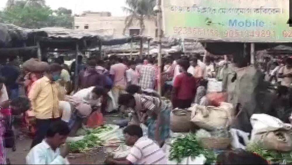Kolkata: পোস্তর দাম আড়াই হাজার ছুঁইছুই! আর কী খাবো বলে কপাল চাপড়াচ্ছে বাঙালি Kolkata: পোস্তর দাম আড়াই হাজার ছুঁইছুই! আর কী খাবো বলে কপাল চাপড়াচ্ছে বাঙালি