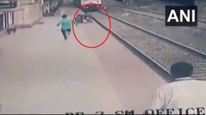 Maharashtra: নিজের জীবন বাজি রেখে ট্রেনের সামনে থেকে শিশুকে উদ্ধার, ভিডিয়ো দেখলে বুক কাঁপবে