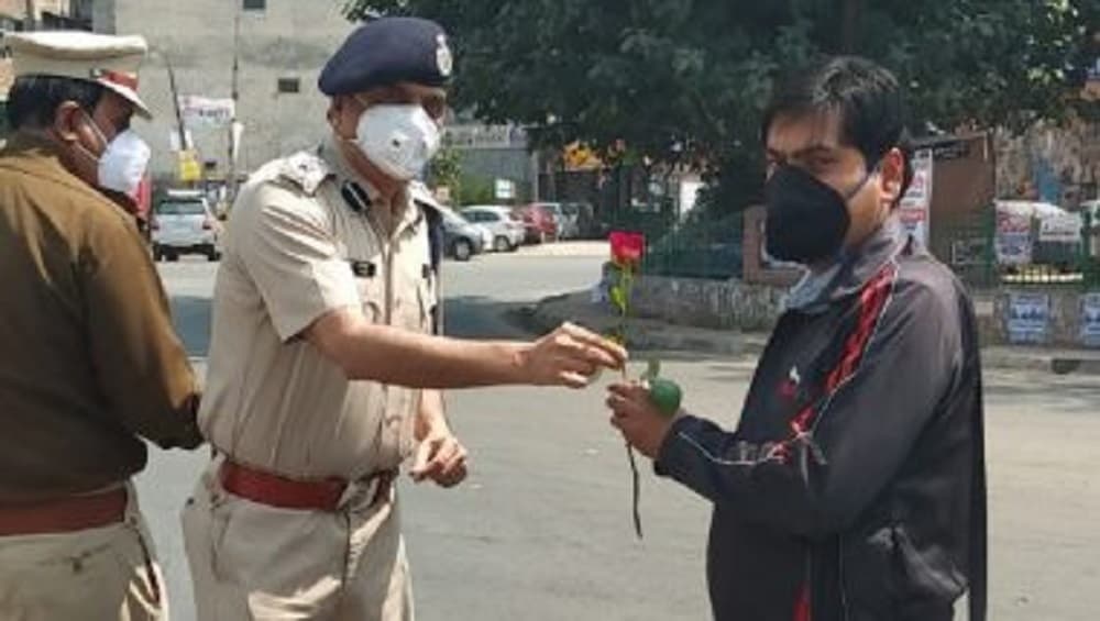 Delhi Police Tests COVID 19 Positive : পরিস্থিতি ভয়াবহ, করোনায় আক্রান্ত ৩০০ পুলিশ কর্মী Delhi Police Tests COVID 19 Positive : পরিস্থিতি ভয়াবহ, করোনায় আক্রান্ত ৩০০ পুলিশ কর্মী