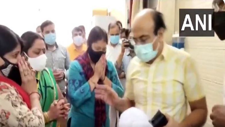 Covid 19 : রেমডিসিভির না পেলে বাঁচবে না, চিকিৎসকের কাছে কাতর আর্জি রোগীর আত্মীয়দের