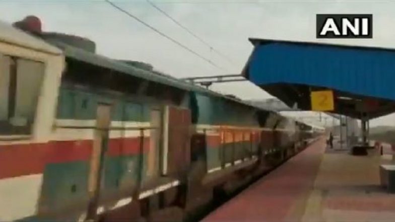 'Oxygen Express': কোভিড রোগীদের প্রাণ বাঁচাতে ঝাড়খন্ড থেকে মধ্যপ্রদেশে ছুটছে 'অক্সিজেন এক্সপ্রেস'