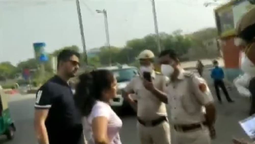 Delhi couple abuses cops : চুমু খাবেন, মাস্ক পরবেন না, পুলিশকে আক্রমণ দম্পতির, ভাইরাল ভিডিয়ো Delhi couple abuses cops : চুমু খাবেন, মাস্ক পরবেন না, পুলিশকে আক্রমণ দম্পতির, ভাইরাল ভিডিয়ো