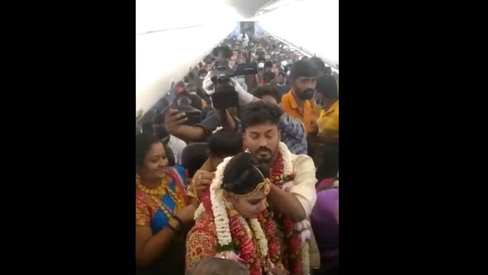 Viral: কোভিড বিধি এড়াতে মাঝ আকাশে বিয়ে করে ভাইরাল দম্পতি, দেখুন ভিডিও Viral: কোভিড বিধি এড়াতে মাঝ আকাশে বিয়ে করে ভাইরাল দম্পতি, দেখুন ভিডিও