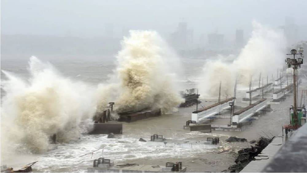 Cyclone Tauktae: ঘূর্ণিঝড় তকতের দাপট, গুজরাটে প্রাণহানি Cyclone Tauktae: ঘূর্ণিঝড় তকতের দাপট, গুজরাটে প্রাণহানি