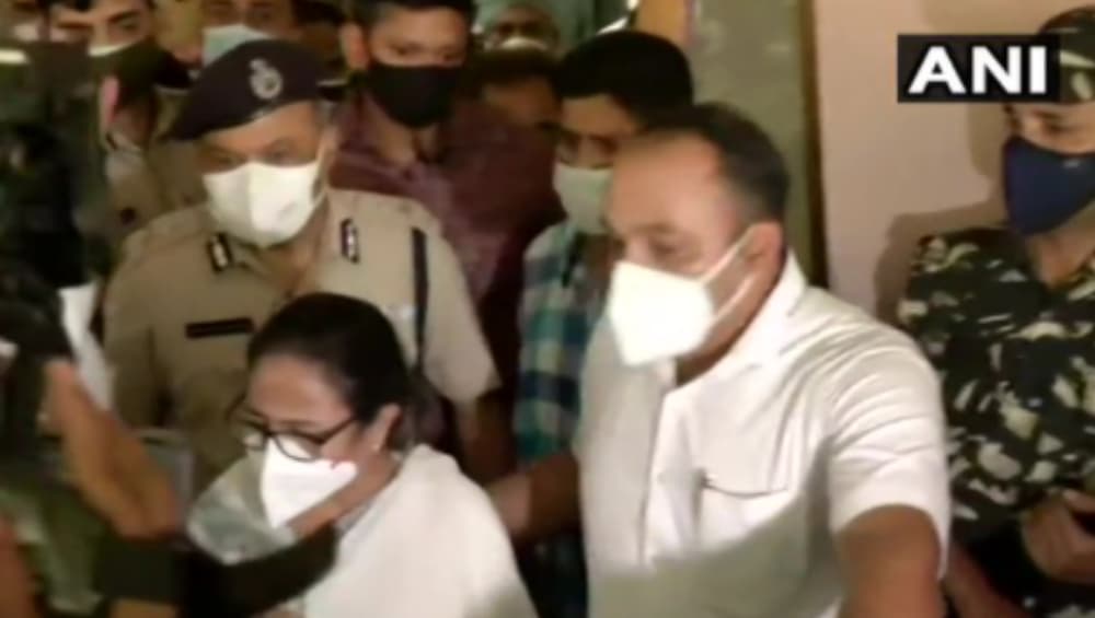 Narada Scam Case: নিজাম প্যালেস থেকে বেরিয়ে গেলেন মুখ্যমন্ত্রী, সিবিআই আদালতে রায়দান আপাতত স্থগিত Narada Scam Case: নিজাম প্যালেস থেকে বেরিয়ে গেলেন মুখ্যমন্ত্রী, সিবিআই আদালতে রায়দান আপাতত স্থগিত