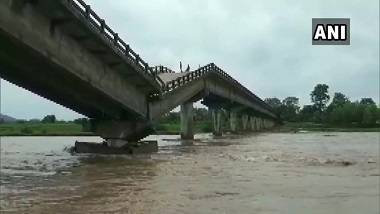 Cyclone Yaas: য়াসের জেরে নাগাড়ে বৃষ্টি, রাঁচিতে ভেঙে পড়ল সেতু