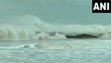 Cyclone Yaas: ঘূর্ণিঝড় য়াস আছড়ে পড়ার আগেই পারাদ্বীপে উত্তাল সমুদ্র, দেখুন ভিডিয়ো