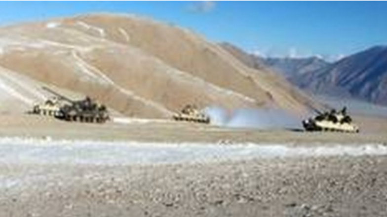 Indo-China Border: চিনের আকাশে উড়ছে এক ঝাঁক যুদ্ধ বিমান, সীমান্তে সতর্ক ভারতীয় সেনা