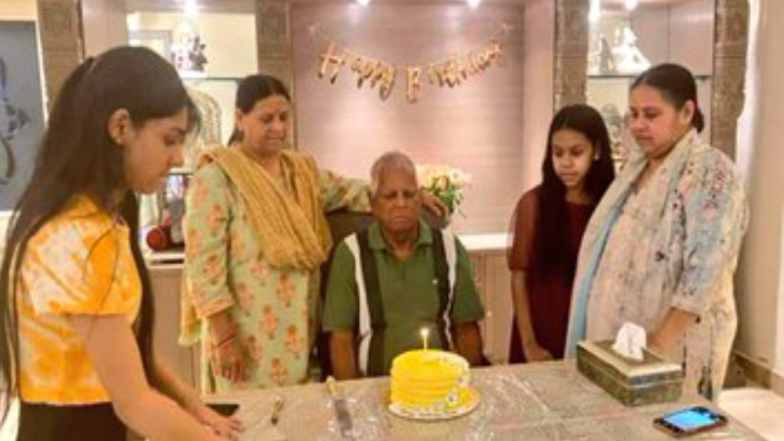 Lalu Prasad Yadav 74th Birthday: ৭৪-তম জন্মদিনে কেক কাটছেন লালু প্রসাদ যাদব (দেখুন ছবি)