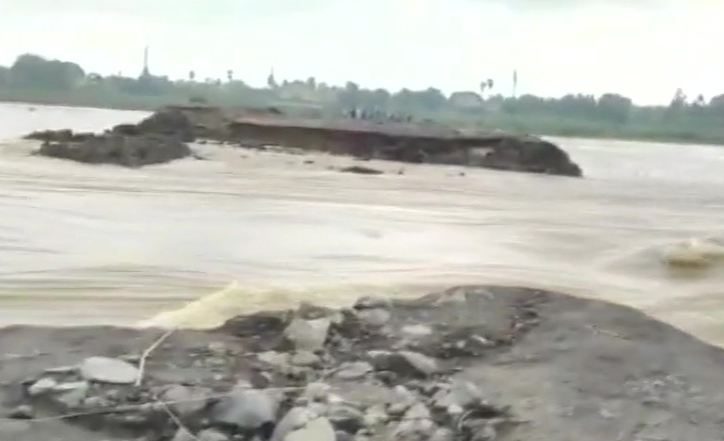 West Bengal Rains: বর্ধমানের কাঁকসায় বৃষ্টিতে ভাঙল অস্থায়ী ব্রিজ, ভাইরাল ছবি