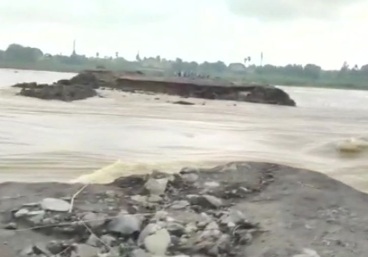 West Bengal Rains: বর্ধমানের কাঁকসায় বৃষ্টিতে ভাঙল অস্থায়ী ব্রিজ, ভাইরাল ছবি