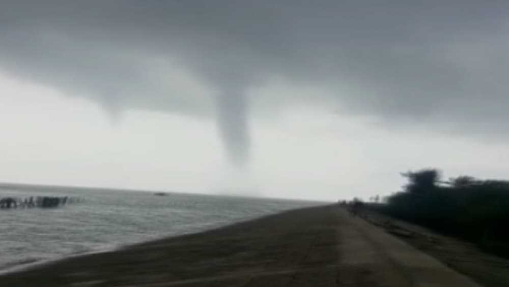 Tornado Hits Bengal: ফের টর্নেডো, হুগলি নদীতে ঘূর্ণি; পাক খেয়ে উঠছে জল Tornado Hits Bengal: ফের টর্নেডো, হুগলি নদীতে ঘূর্ণি; পাক খেয়ে উঠছে জল