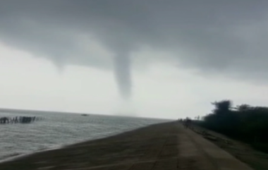 Tornado Hits Bengal: ফের টর্নেডো, হুগলি নদীতে ঘূর্ণি; পাক খেয়ে উঠছে জল