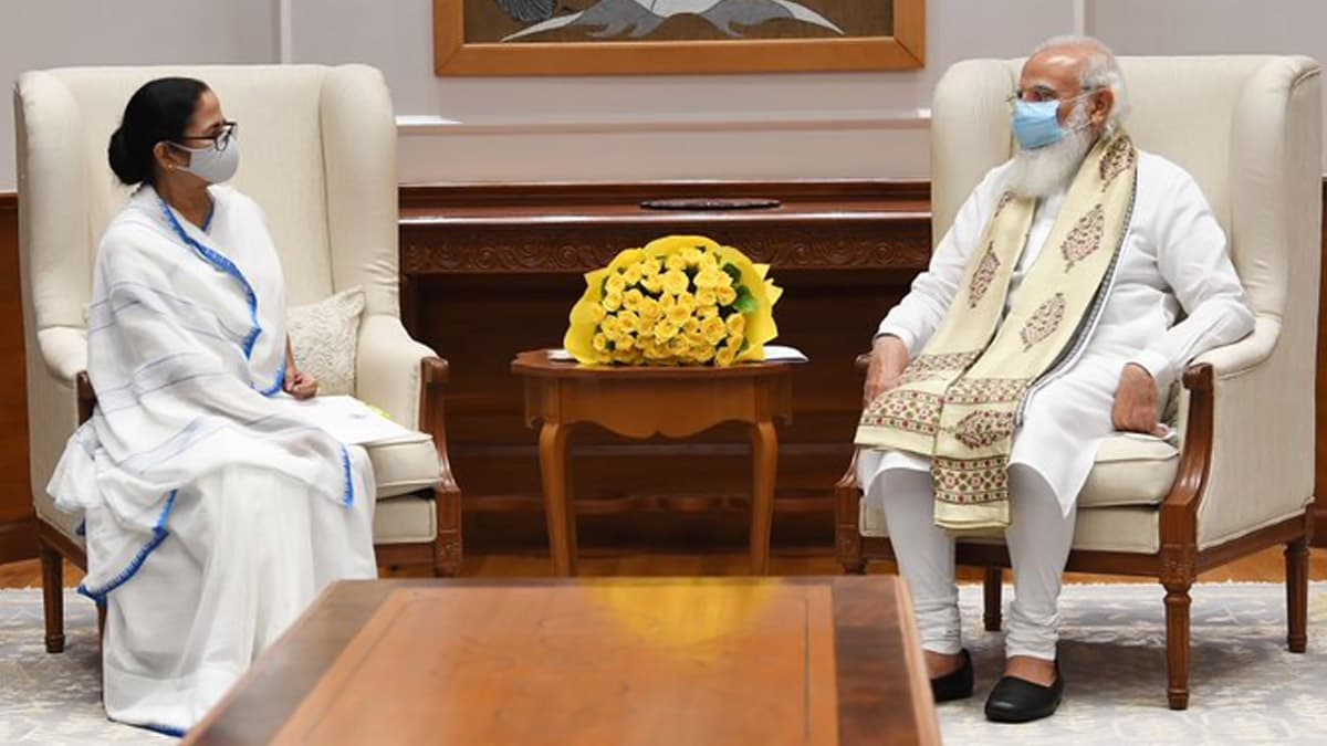 Mamata Banerjee Meets PM Modi: 'জনসংখ্যার তুলনায় বাংলায় কম ভ্যাকসিন দেওয়া হয়েছে', মোদীকে জানালেন মমতা Mamata Banerjee Meets PM Modi: 'জনসংখ্যার তুলনায় বাংলায় কম ভ্যাকসিন দেওয়া হয়েছে', মোদীকে জানালেন মমতা