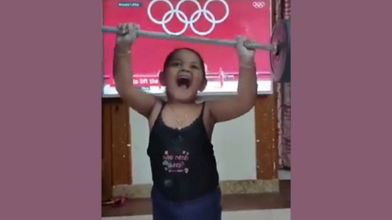 'Junior Mirabai Chanu': 'জুনিয়র মীরাবাই চানু'-র ভাইরাল ভিডিও দেখে আবেগপ্লুত প্রতিক্রিয়া মীরাবাই চানুর