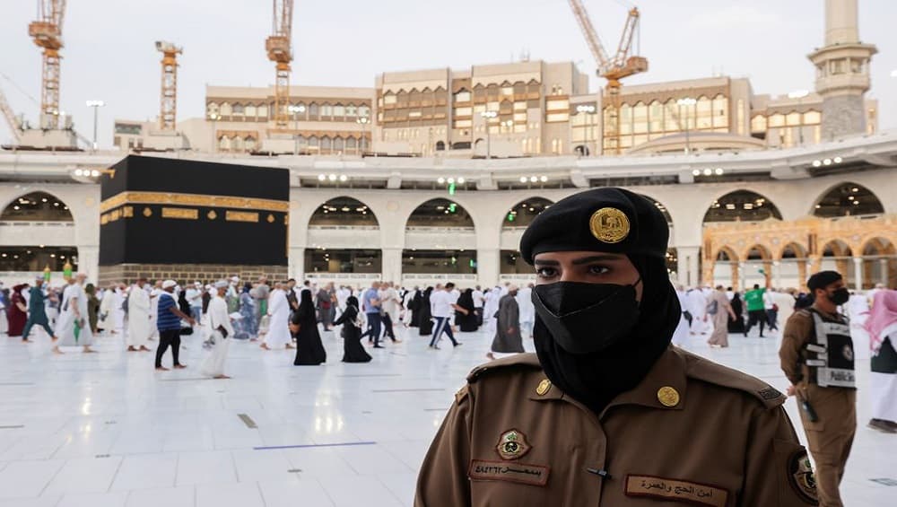 Haj: হজে মক্কা মসজিদের সামনে মহিলা নিরাপত্তা রক্ষী এই প্রথম, ভাইরাল ছবি Haj: হজে মক্কা মসজিদের সামনে মহিলা নিরাপত্তা রক্ষী এই প্রথম, ভাইরাল ছবি