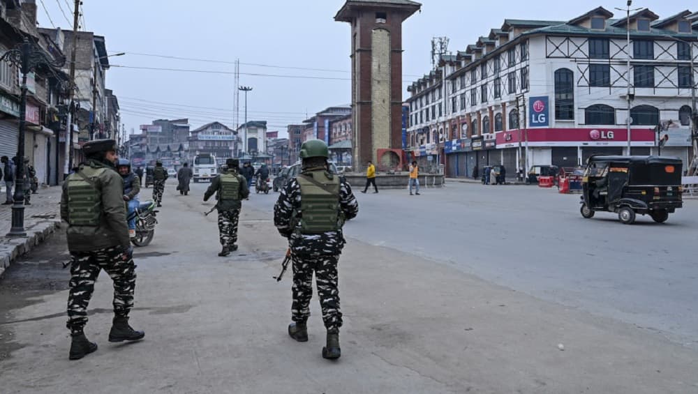 Jammu And Kashmir: জঙ্গি সংগঠনকে ক্রমাগত সাহায্যের অভিযোগ, বরখাস্ত ১১ জন সরকারি কর্মী Jammu And Kashmir: জঙ্গি সংগঠনকে ক্রমাগত সাহায্যের অভিযোগ, বরখাস্ত ১১ জন সরকারি কর্মী