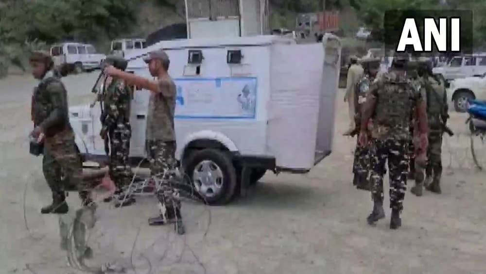 Jammu & Kashmir: ড্রোনের পর বারামুলায় গ্রেনেড হামলা, বড় নাশকতার আশঙ্কায় নজরদারি জম্মু কাশ্মীরে Jammu & Kashmir: ড্রোনের পর বারামুলায় গ্রেনেড হামলা, বড় নাশকতার আশঙ্কায় নজরদারি জম্মু কাশ্মীরে