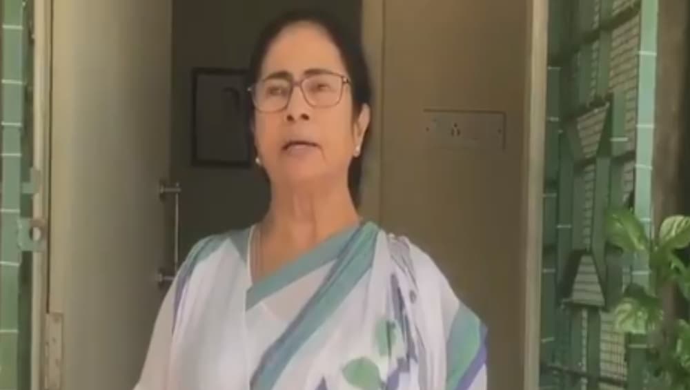 Mamata Banerjee On Sahid Diwas: অতিমারীর কাঁটায় ২১ জুলাইয়ের শহিদ স্মরণ, কী বললেন মমতা? (দেখুন ভিডিও) Mamata Banerjee On Sahid Diwas: অতিমারীর কাঁটায় ২১ জুলাইয়ের শহিদ স্মরণ, কী বললেন মমতা? (দেখুন ভিডিও)